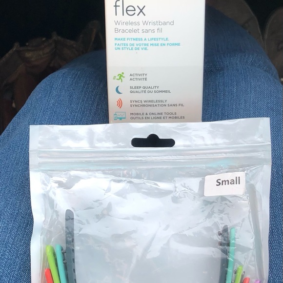 Fitbit Flex Wireless Activity + Sleep Wristband, Black plus 6 additional small - Picture 2 of 6